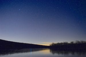 paysage de montagne et lac éclairé par la lune, de nuit