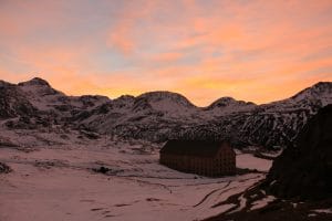 L'hospice du Simplon entouré par les montagnes enneigées