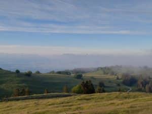 Lever du soleil au Creux du Van, un matin brumeux de printemps