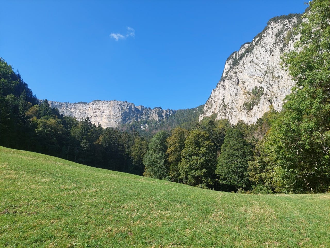 Le Creux du Van depuis la combe