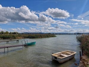 Des nuages presque palpables au-dessus du lac