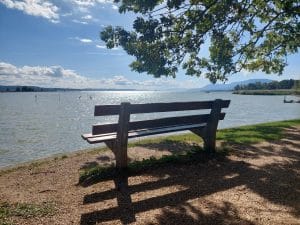 Un banc pour regarder le lac scintiller