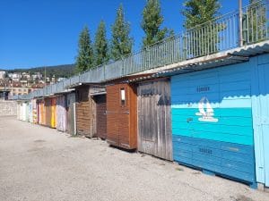 Dégradé de couleurs gaies pour ces cabanes de pêcheurs, dans le port de Neuchâtel
